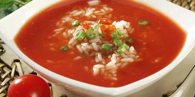 Minestra fredda del pomodoro con riso