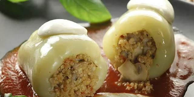 Paprika stuffed with quinoa filling