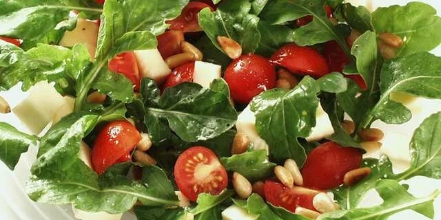 Arugula and tomato salad