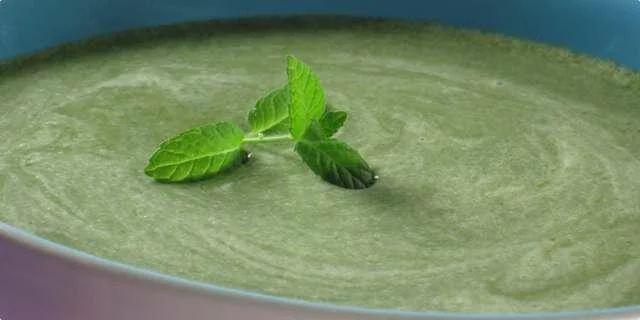 Soupe à Basil et à épinards