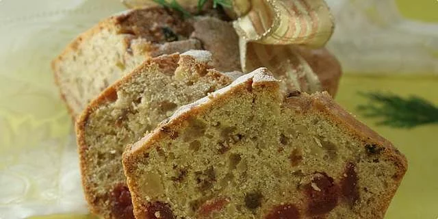 Bread with dried fruit and almonds