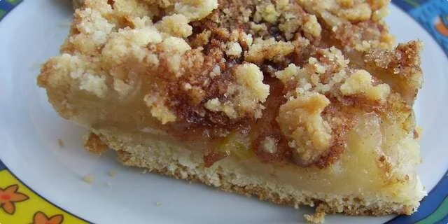 A crumbly apple pie
