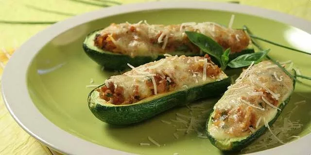 Roasted füllte Zucchini an