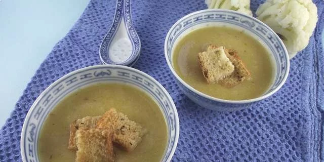 Agregue la sopa de coliflor y zanahoria.