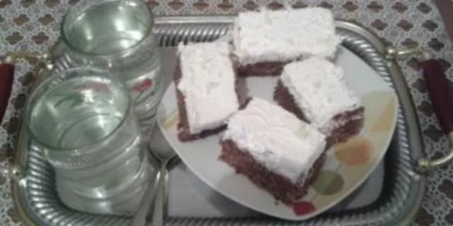 A cake with semolina and walnuts