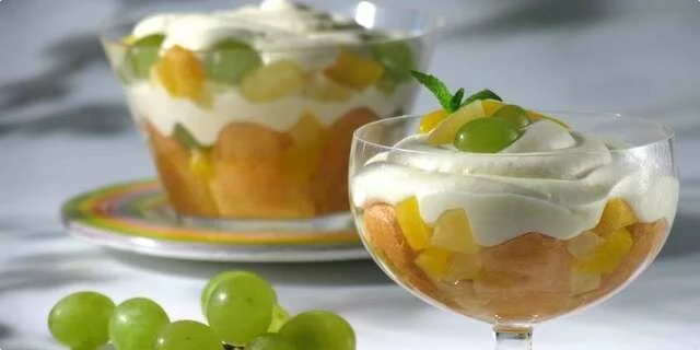 Postre de frutas con vainilla