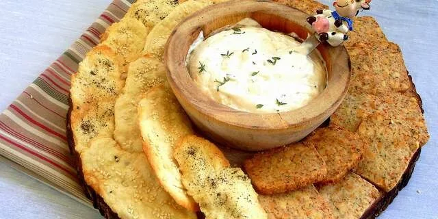 1) Crackers with parmesan and pine nuts; 2) Crisps