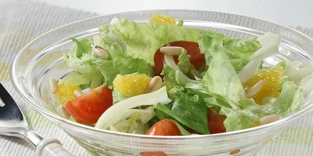 Green salad with citrus fruits