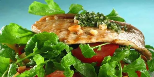 Bifes de Turquia com uma salada de refrescamento