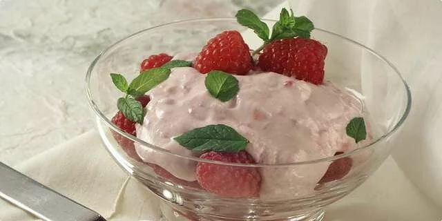 Framboises avec le fromage fondu