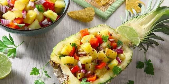 Salada tropical com abacaxi grelhado