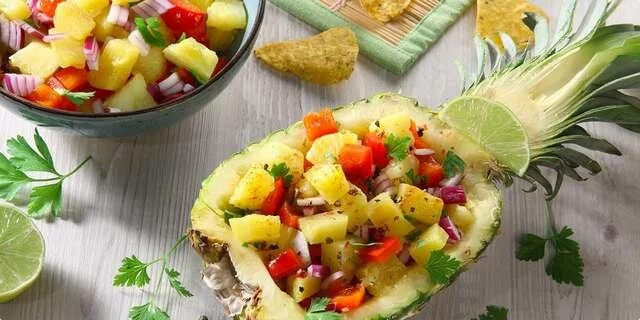 Ensalada tropical con piña a la plancha