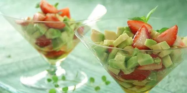 Salat mit Avocado und Erdbeeren