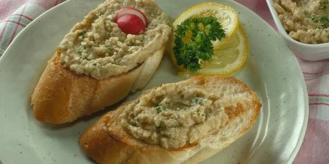 Eggplant spread with almonds