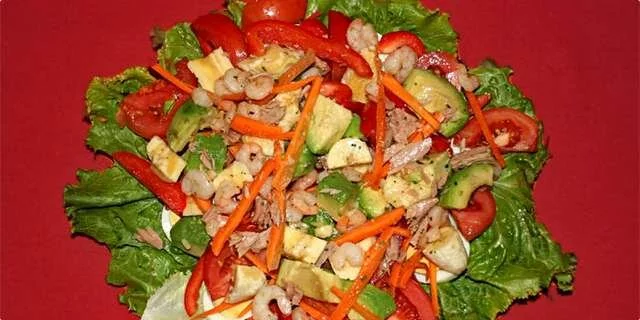 Sudan: Banana salad with shrimp and avocado