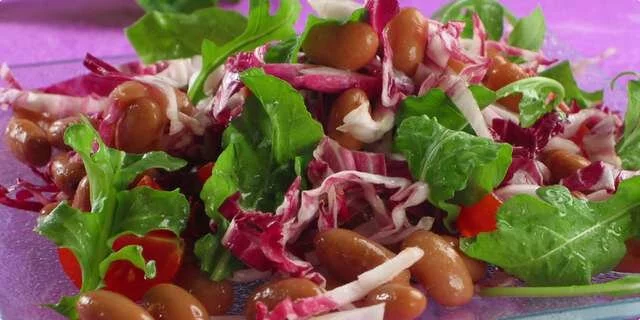 Salade de ressort avec des haricots
