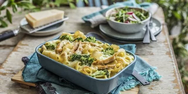 Baked pasta with broccoli and roasted chicken