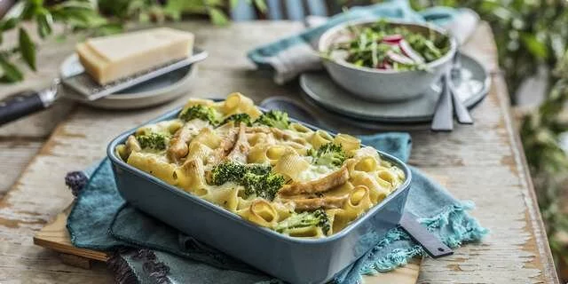 Pâtes cuites au four avec le brocoli et le poulet rôti