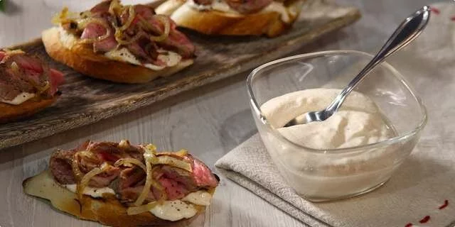 Bruschetta com armorácio e bife