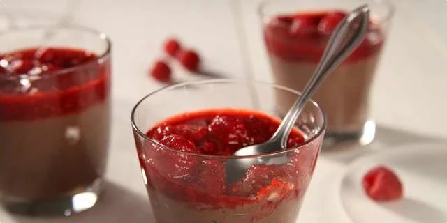 Dessert de chocolat avec des framboises