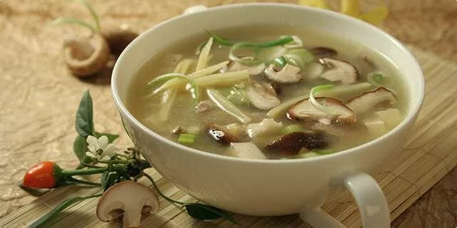 Sopa agridulce en wok