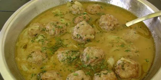 Albóndigas en salsa de cebolla y mostaza