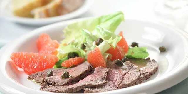 Bistec con ensalada de pomelo rojo