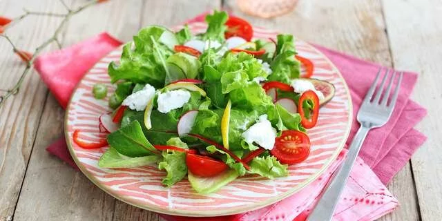 Salada com coalho