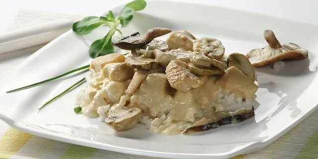Baked rice with chicken and mushrooms