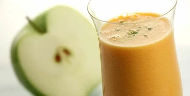 Bebida vegetal da cenoura e da maçã