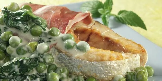 Salmón con guarnición de guisantes finos