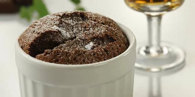 Souffle con chocolate caliente