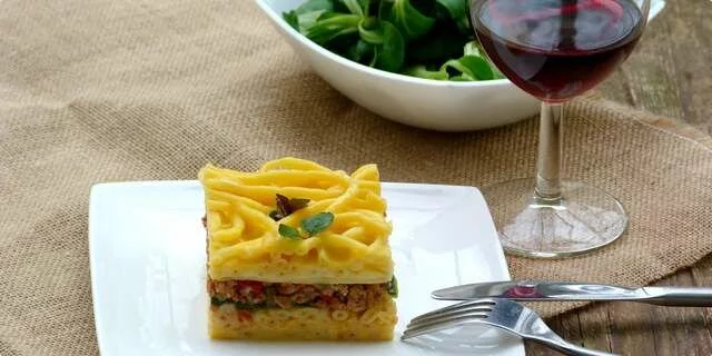 A compound of macaroni, meat and zucchini