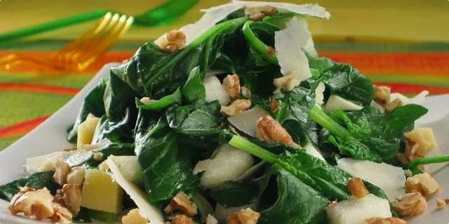 Spinach salad with cheese