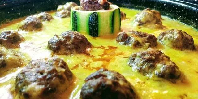 Albóndigas con queso en salsa de calabacín