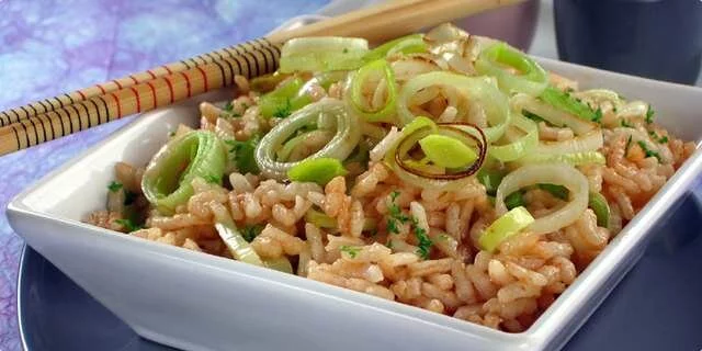 Рис с луком-пореем и беконом