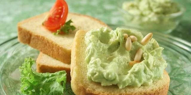 Cheese spread with avocado