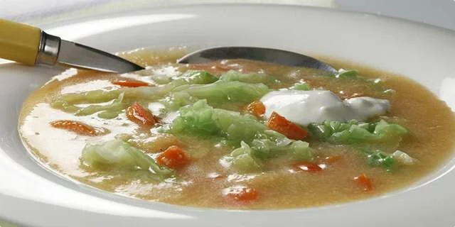 Sopa espesa de col rizada y sémola de maíz