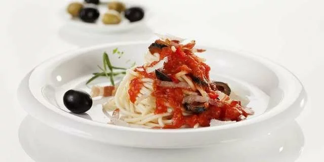 Spaghetti avec la sauce tomate et les olives noires