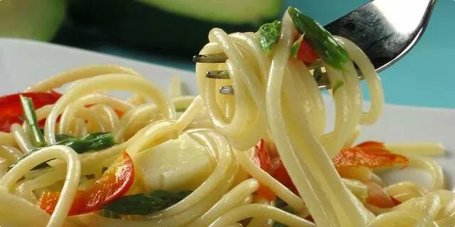 Pasta with asparagus and cheese