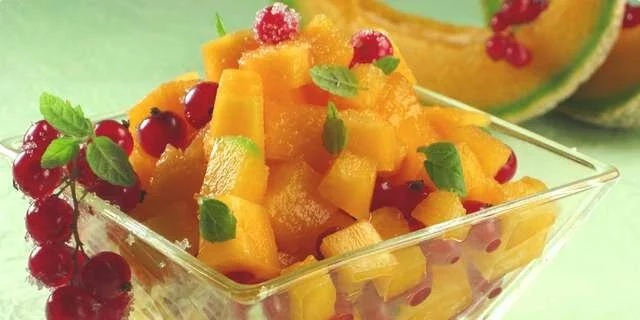 Salade de melon et de groseille