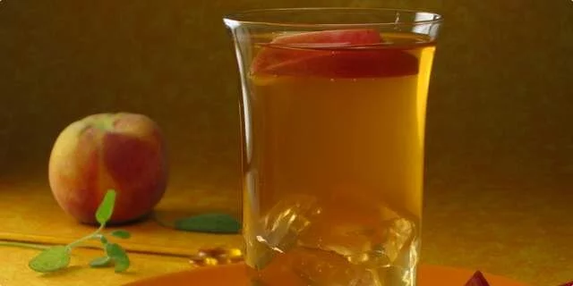 Cold tea with apple