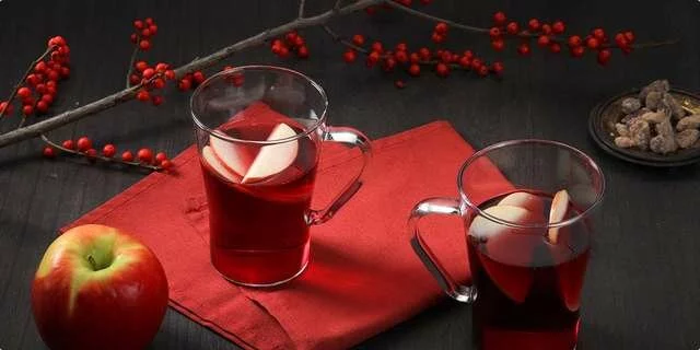 Vin chaud parfumé avec la pomme