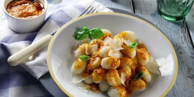 Gnocchi avec de la sauce à rosso