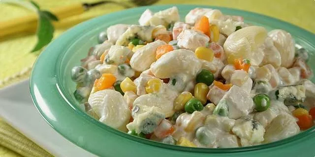 Galinha e salada de macarrão