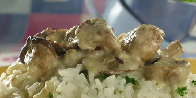 Champignons avec la crème sure