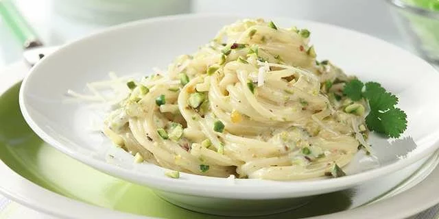 Spaghetti with pistachios