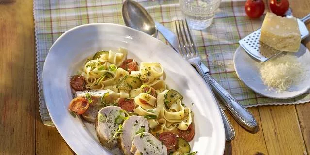 Pasta con calabacín, pollo y queso de cabra