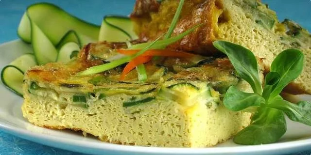 Frittata com cebolas e abobrinha da mola