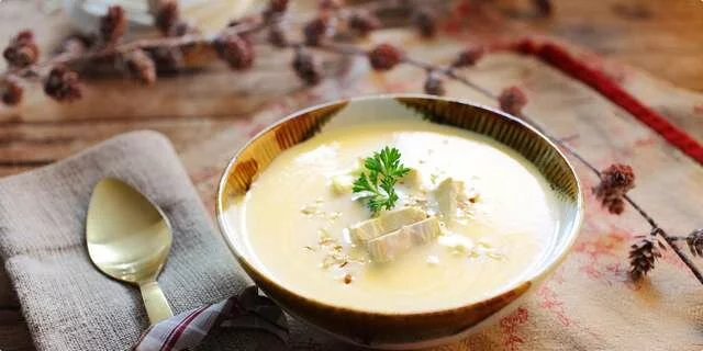 Sopa da couve-flor e do camembert